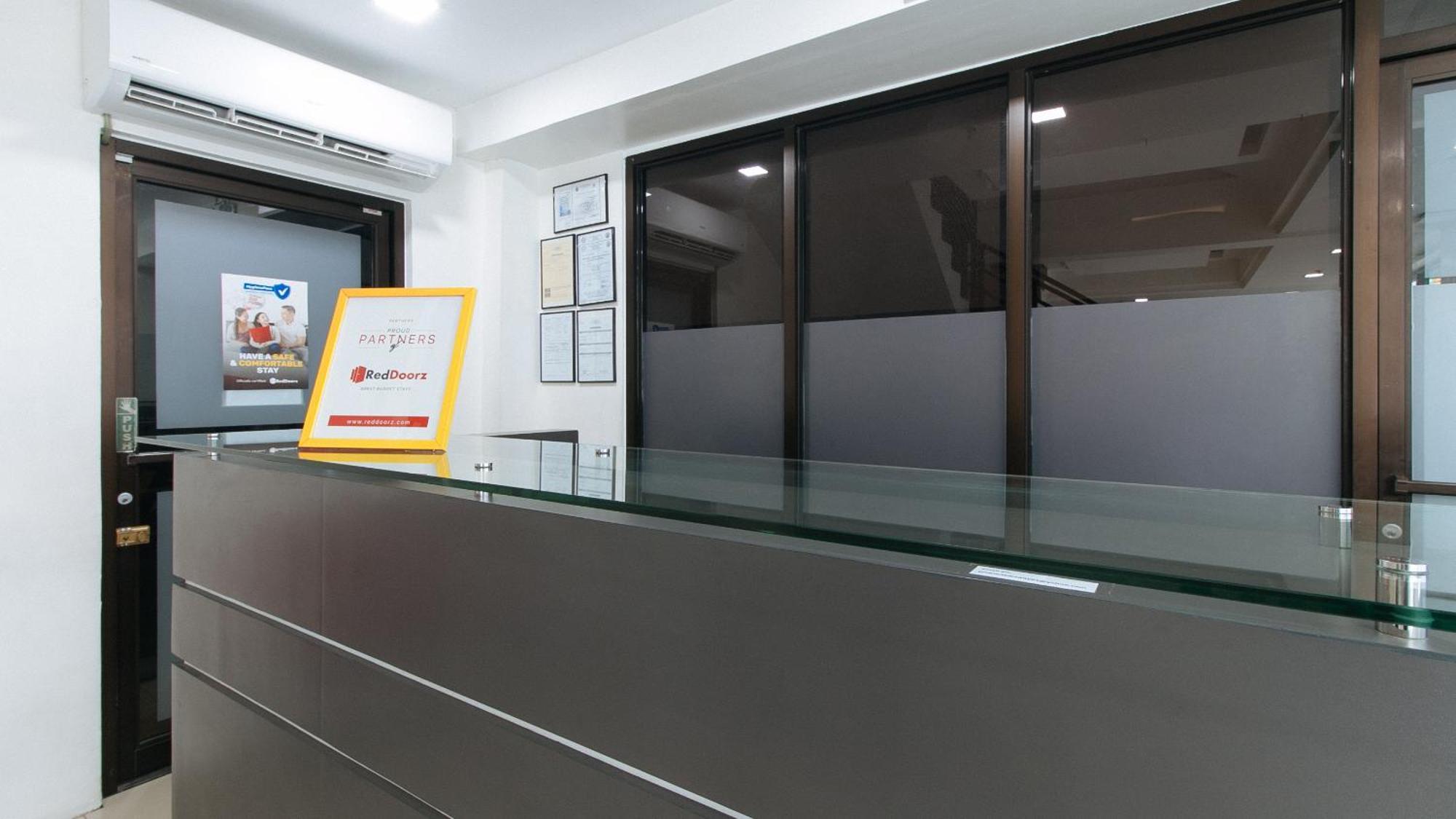 Reddoorz Plus At Evangelista Street Makati Makati City Extérieur photo